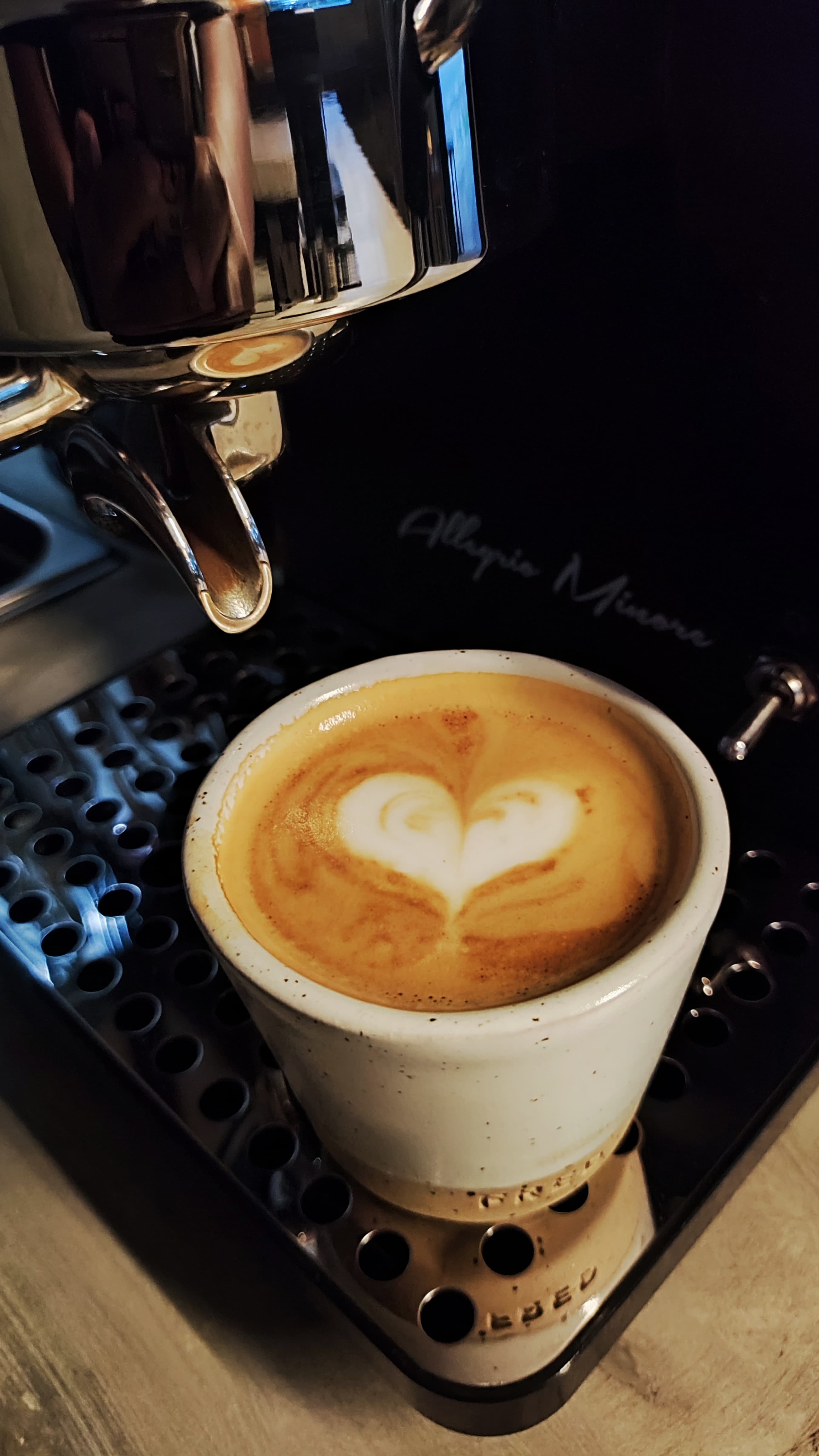 Latte hangat khas Magis Coffee